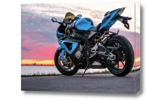 Картина Яркий мотоцикл на бледном закате